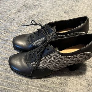 Clark’s Claeson Pearl Oxford Shoes Size 7.5
